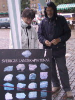 Maj-Britt Porsander och Eric Lundberg vid plansch med landskapsstenar
